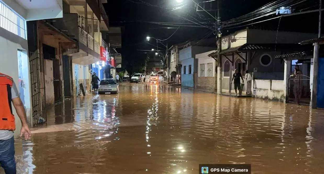 Durante chuva, barranco desaba, atinge casa, e deixa uma pessoa ferida em Reduto